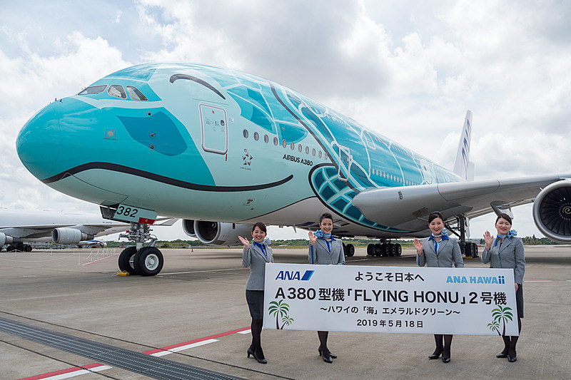 初便就航直前の5月18日に到着したエメラルドグリーンの2号機。6月にも運航を始める予定