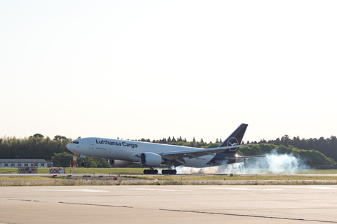 虹のアーチをくぐって「こんにちは」。ルフトハンザ カーゴ