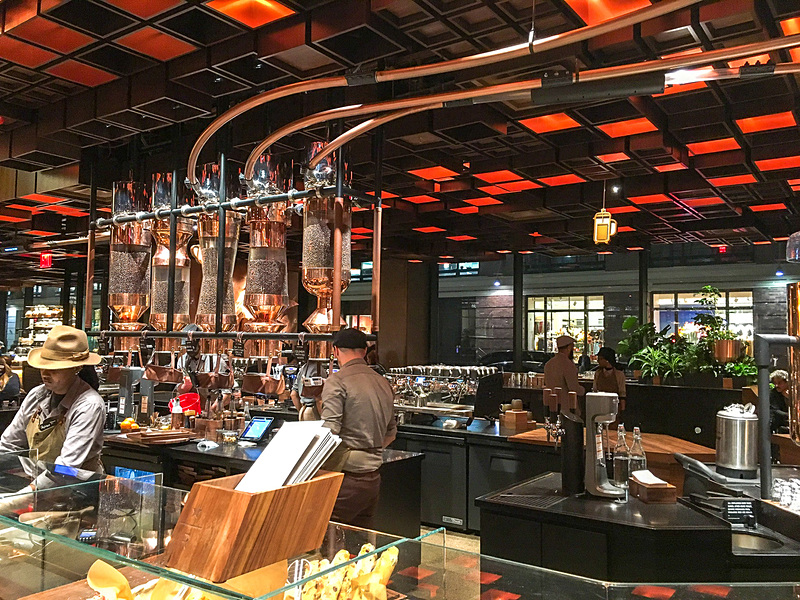 「Starbucks Reserve Roastery New York（スターバックス リザーブ ロースタリー ニューヨーク）」は、スタバ界のラスボス感強め。グッズやアパレル販売も