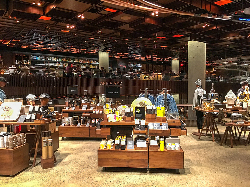 「Starbucks Reserve Roastery New York（スターバックス リザーブ ロースタリー ニューヨーク）」は、スタバ界のラスボス感強め。グッズやアパレル販売も