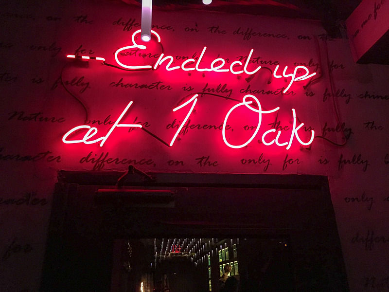 1 OAK入口。近隣にハシゴできそうなお店はないので、遊びに行くときはたっぷり滞在した方がよいかも。カクテル1杯が20ドル（約2200円、1ドル＝約110円）ほど