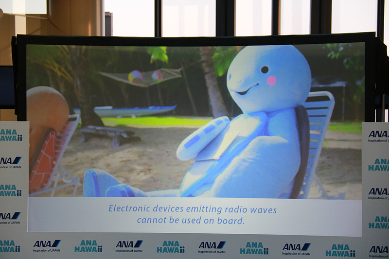 ラニ、カイ、ラーが出演する機内安全ビデオと、ステージでの記念撮影の様子