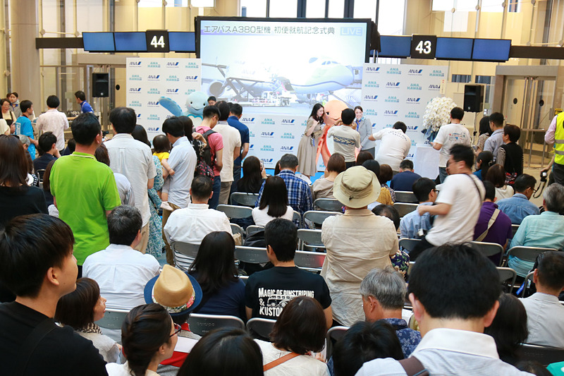 ラニ、カイ、ラーが出演する機内安全ビデオと、ステージでの記念撮影の様子