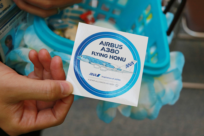 会場内で配布されていたFLYING HONUのステッカー。ラニの画像やANA HAWAiiのロゴは、タトゥーシールのように身体に貼り付けるもの