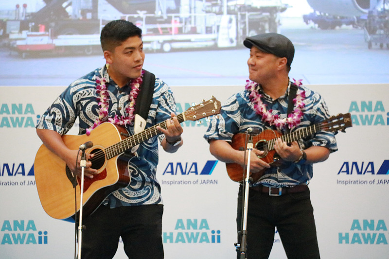 ハワイアンミュージックのミニライブとフラダンスのパフォーマンス。この日のステージのために、わざわざハワイから来日した