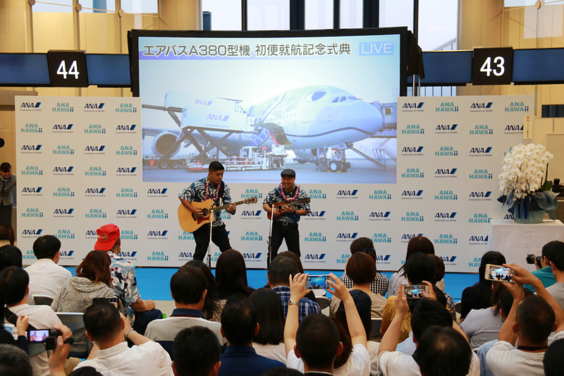 ハワイアンミュージックのミニライブとフラダンスのパフォーマンス。この日のステージのために、わざわざハワイから来日した