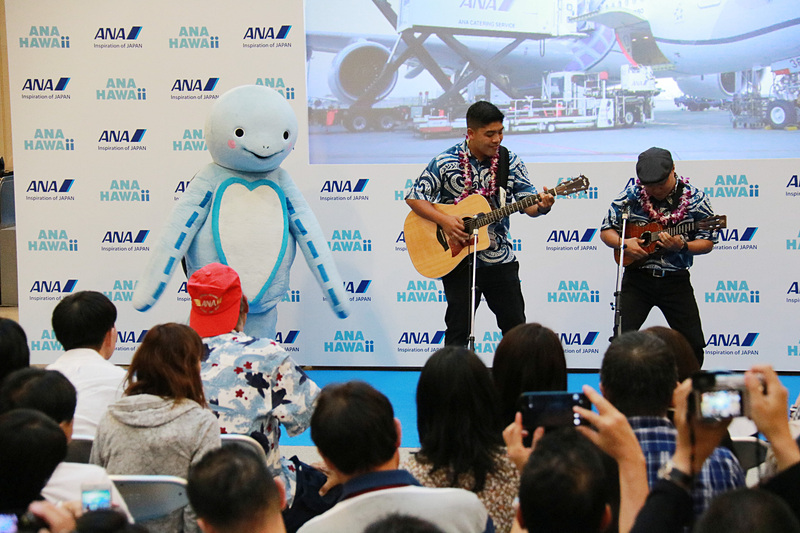 ハワイアンミュージックのミニライブとフラダンスのパフォーマンス。この日のステージのために、わざわざハワイから来日した