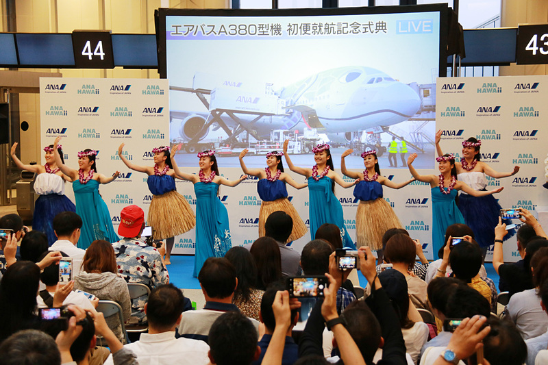 ハワイアンミュージックのミニライブとフラダンスのパフォーマンス。この日のステージのために、わざわざハワイから来日した