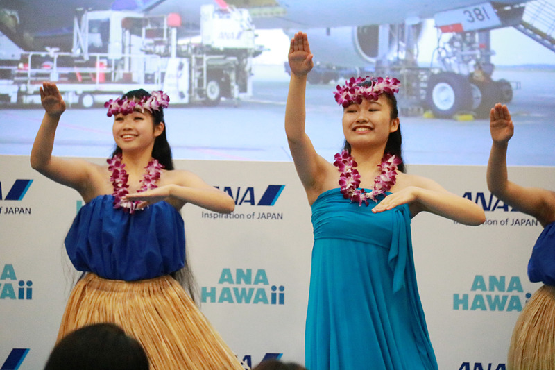 ハワイアンミュージックのミニライブとフラダンスのパフォーマンス。この日のステージのために、わざわざハワイから来日した