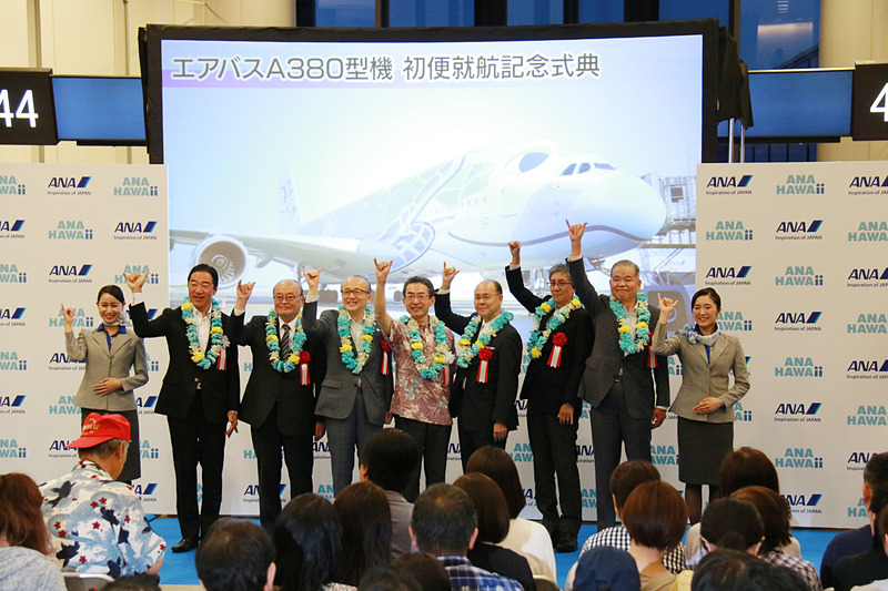 主催者と来賓一同で鏡開き。左から、全日本空輸株式会社 執行役員 成田空港支店長 石田洋平氏、成田市観光協会 会長 滝澤尚二氏、国土交通省 東京航空局 成田空港事務所 成田国際空港長 石井靖男氏、全日本空輸株式会社 代表取締役社長 平子裕志氏、千葉県副知事 滝川伸輔氏、成田市長 小泉一成氏、成田国際空港株式会社 代表取締役社長・夏目誠氏