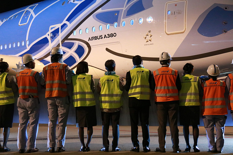 ANAスタッフたちとA380型機を見送る平子社長