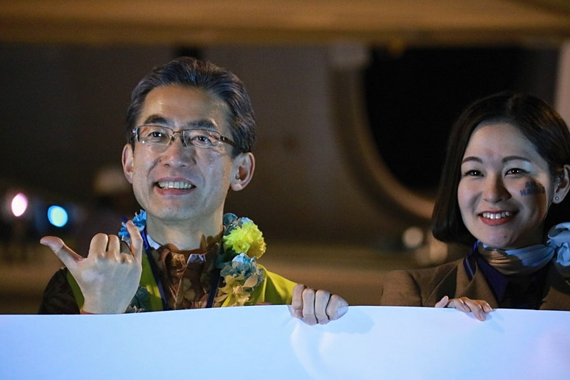 ANAスタッフたちとA380型機を見送る平子社長