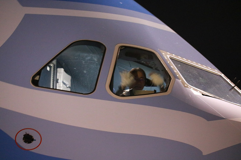 ラニのエンジンの向こうに見えるのは、FLYING HONU 2号機のカイ。機長が地上の見送りに向かい手を振ってプッシュバック。トーイングカーにもメッセージが貼られていた