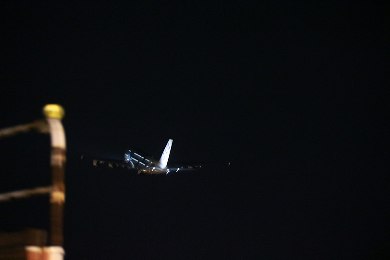 闇夜に消えていくA380型機