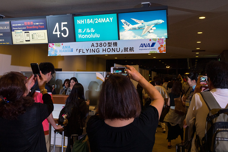 全日本空輸株式会社 代表取締役社長の平子裕志氏や同執行役員 成田空港支店長の石田洋平氏も見送り（写真中央）。ゲートや機体、平子氏との記念撮影を行なう人が多かった