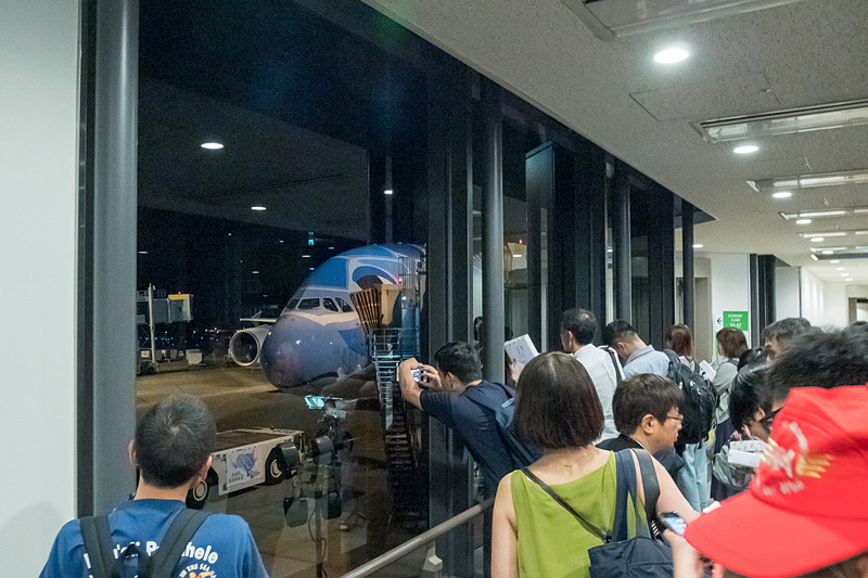 全日本空輸株式会社 代表取締役社長の平子裕志氏や同執行役員 成田空港支店長の石田洋平氏も見送り（写真中央）。ゲートや機体、平子氏との記念撮影を行なう人が多かった