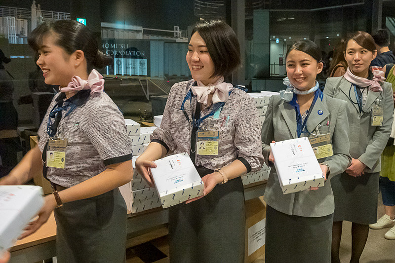 ANAの成田空港地上スタッフによる記念品の配布