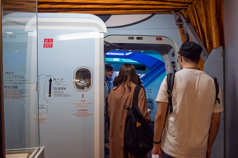 機内から漏れる青い光。さっそく違う世界へと向かう感覚