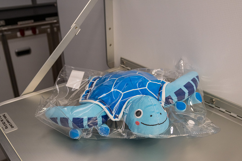 機内販売品にはエアバス A380型機の就航記念品。ラニのぬいぐるみはA380型機内限定販売で大人気（記者も買おうと思ったのだが買えなかった……）。初便はあっという間に売り切れたそうだ。機材限定品なのでプリオーダー（事前予約）にも対応しておらず、毎便、争奪戦になるかも？