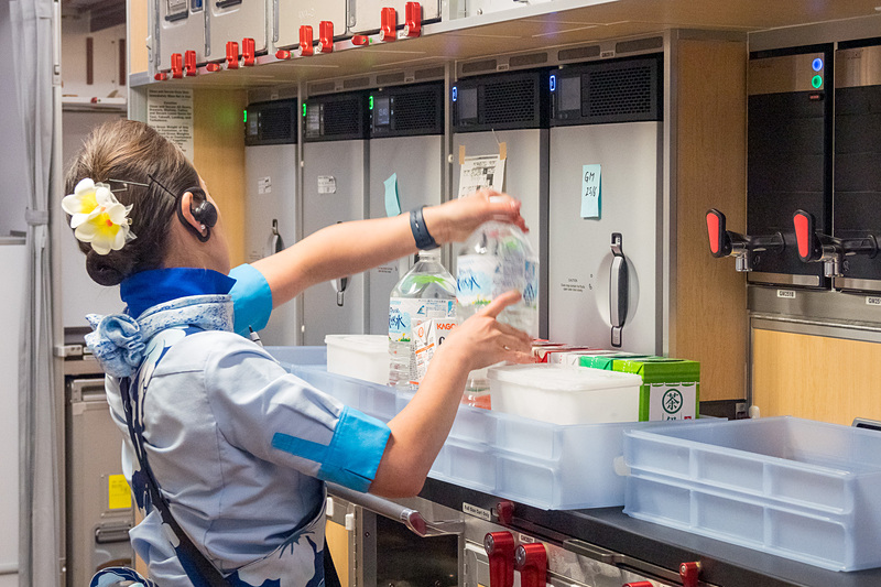 普段以上に大忙し（に見えた）ギャレーでの作業