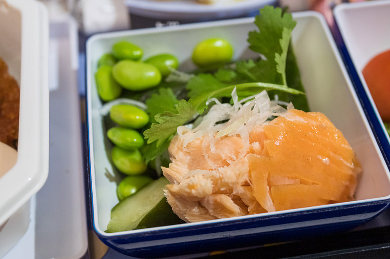 「ジャスミンティースモークサーモン、胡瓜のピクルスと枝豆のサラダ」