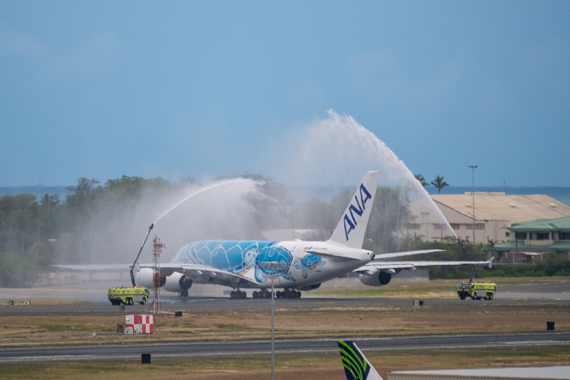 滑走路へ向かう途中でウォーターキャノンによる初便の祝福