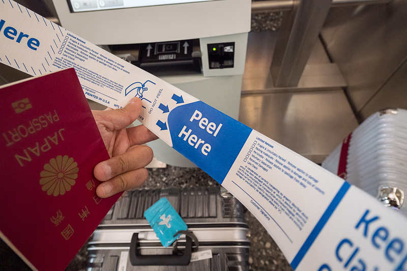 「Peel Here」のところから剥離紙をめくる