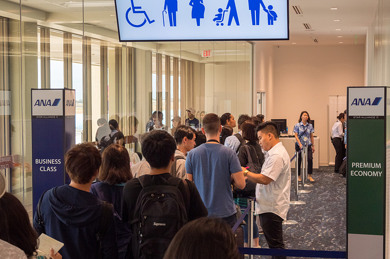 ANA LOUNGE内に搭乗口。2階席に直結のPBB（旅客搭乗橋）をわたって機内へ