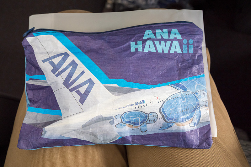 プレミアムエコノミー向けのアメニティ。デュポンタイベック素材のFLYING HONUエコバッグ