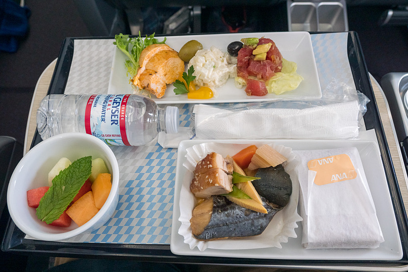 こちらはプレミアムエコノミーのホノルル発和食メニュー（～8月31日提供）