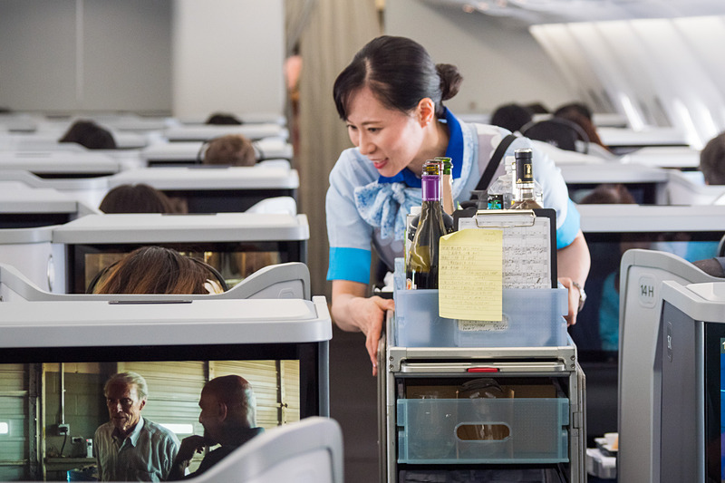 こちらはビジネスクラスのサービスの様子。ビジネスクラスも復路はフルのサービスとなるので、1品1品を要望に応えつつ提供していく