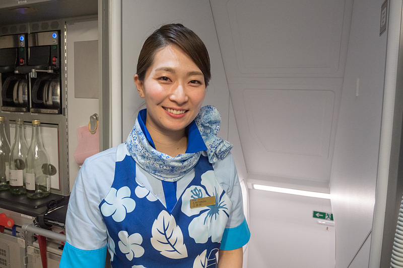 プレミアムエコノミーを担当したCAの三田村さんに話を聞いた