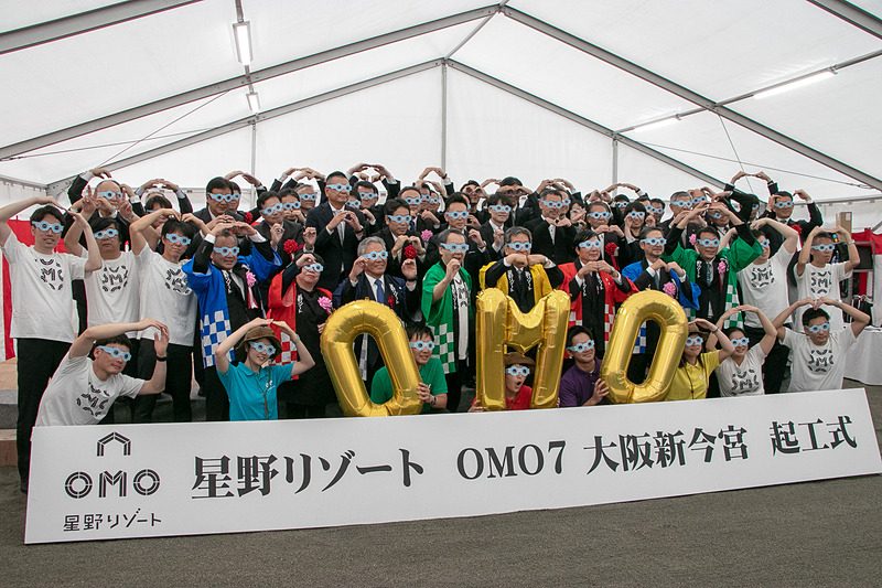 参列者全員が「OMOメガネ」をかけて記念撮影