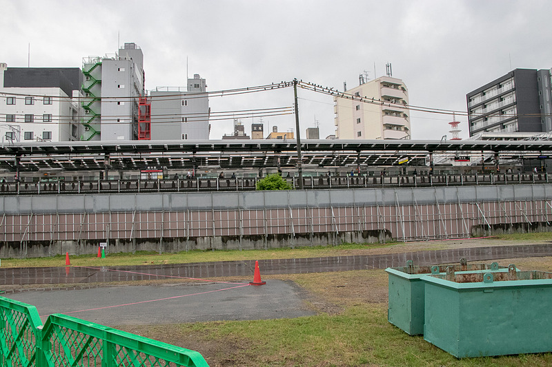 「OMO7 大阪新今宮」はJR新今宮駅のホームの目の前という立地。現場からはホームの駅名標が見える