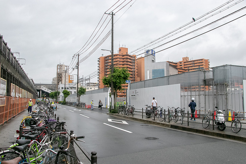 「OMO7 大阪新今宮」はJR新今宮駅のホームの目の前という立地。現場からはホームの駅名標が見える