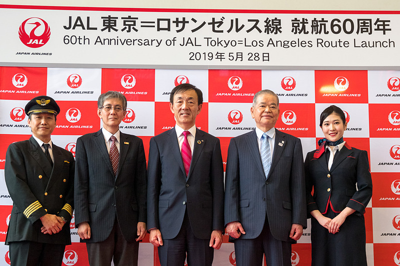 主催者ならびに来賓。左から江原泰博機長、国土交通省 東京航空局 成田空港事務所 成田国際空港長 石井靖男氏、日本航空株式会社 常務執行役員 大貫哲也氏、成田国際空港株式会社 代表取締役社長 夏目誠氏、司会を務めたCA（客室乗務員）遠藤氏