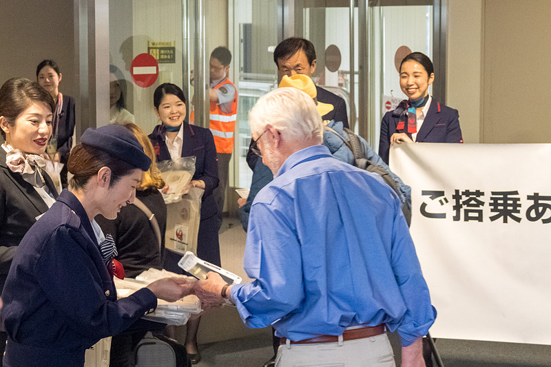 搭乗口で乗客全員に配布