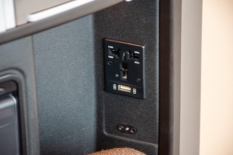 小物入れの内側にユニバーサルACコンセントとUSB充電ポート