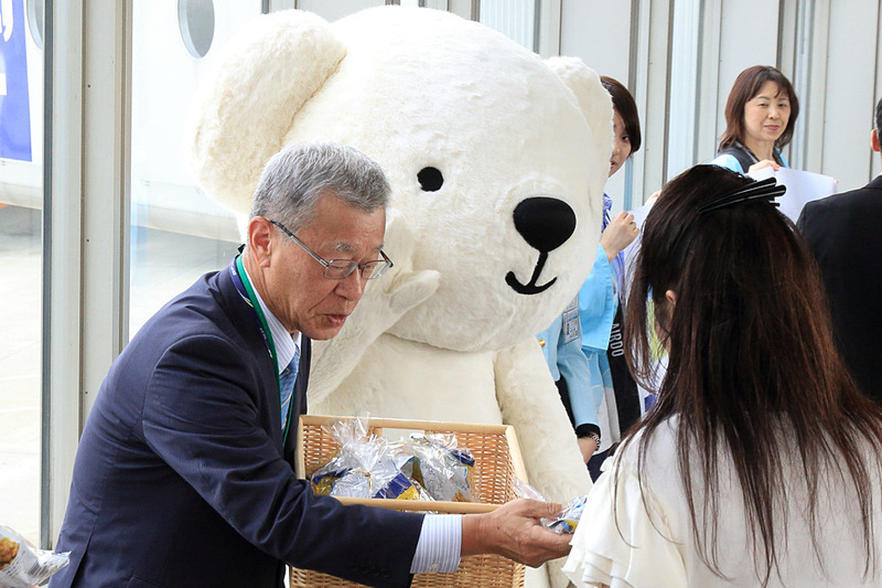 AIR DOは新千歳空港で搭乗者数3000万人達成記念セレモニーを実施した