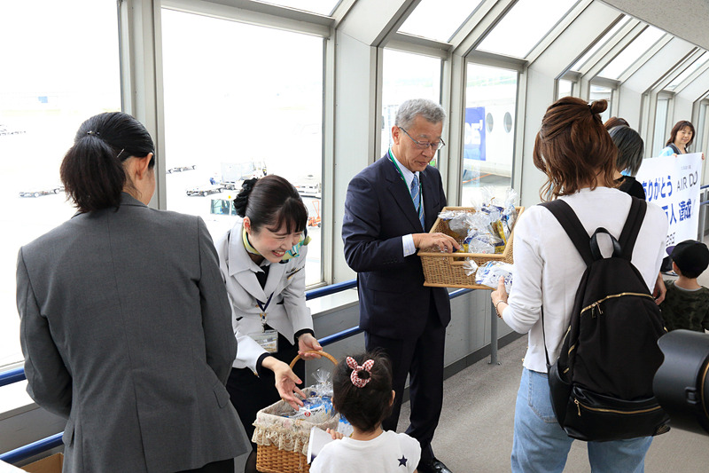 ボーディングブリッジでADO16便の搭乗客全員にお菓子の詰め合わせをプレゼント