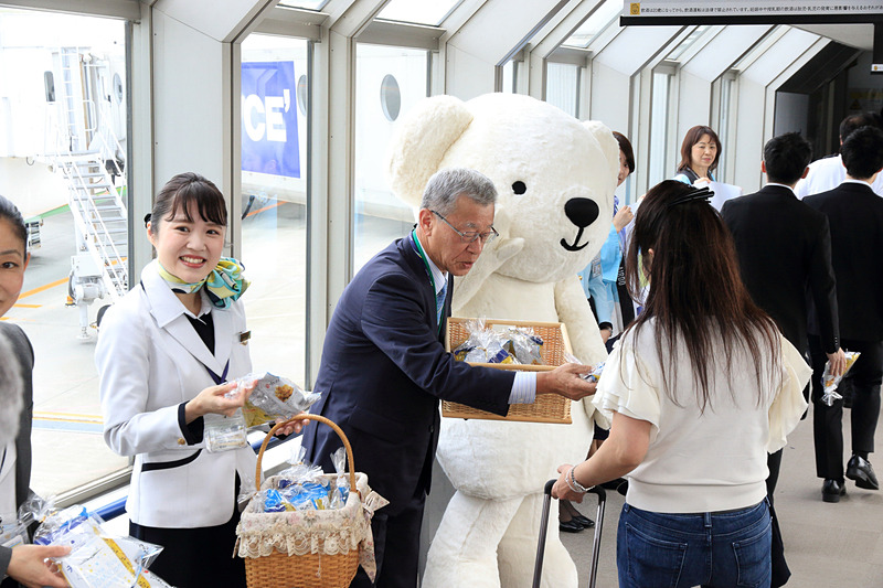 ボーディングブリッジでADO16便の搭乗客全員にお菓子の詰め合わせをプレゼント