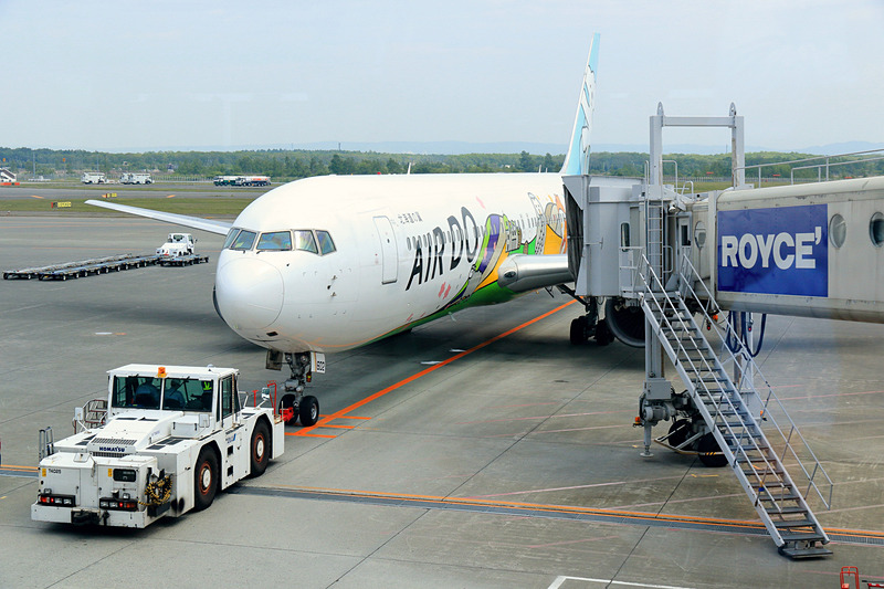 定刻より早い10時17分にプッシュバック、タキシングを開始するADO16便に手を振って見送り。羽田空港には12時01分に到着した