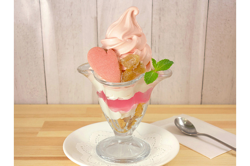 イベント開催中に販売する「ピンクジンジャーパフェ～4種の岩下の新生姜～」