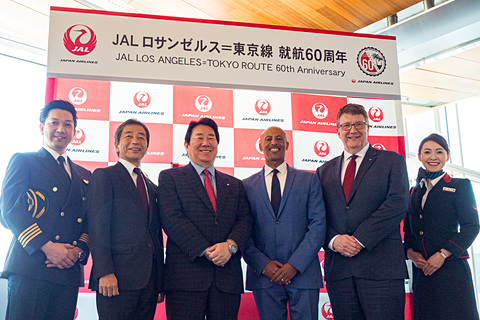 Jal ロサンゼルス国際空港で東京 ロサンゼルス線60周年記念式典 歴代地上制服スタッフが対応 植木会長 この先10年は日本とロサンゼルスの結び付きが深まる トラベル Watch