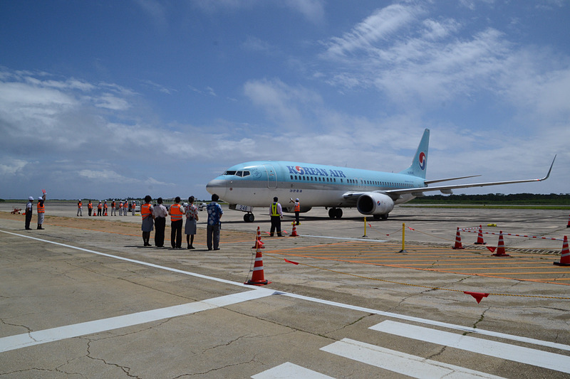 駐機場に到着したKE9735便