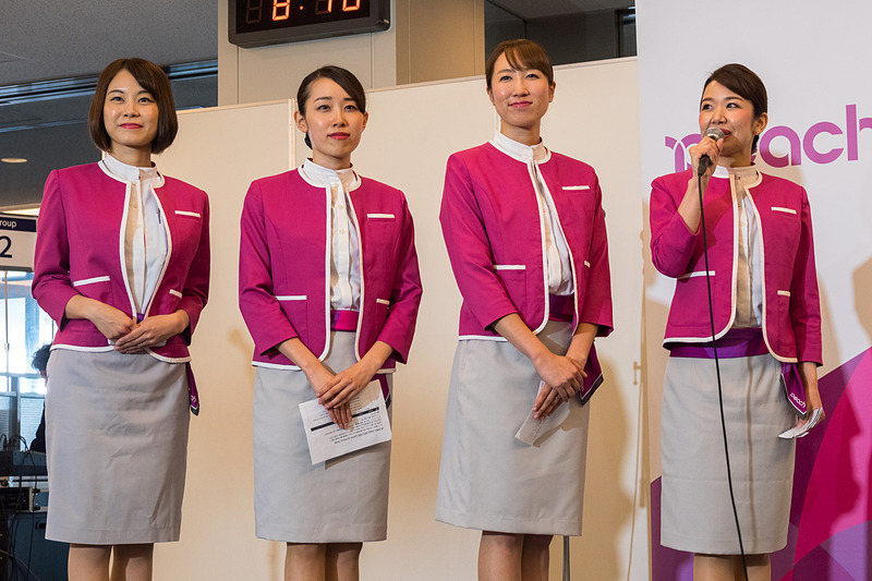 ピーチCA。中央の2名はバニラエアから移籍したCA