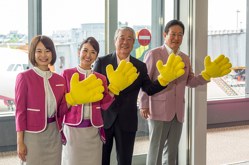 ピーチのセレモニーは素手でのハイタッチがおなじみだったが、路線の移管初便となる同便では黄色いビッグハンドを使ったバニラエア式のハイタッチでお見送り