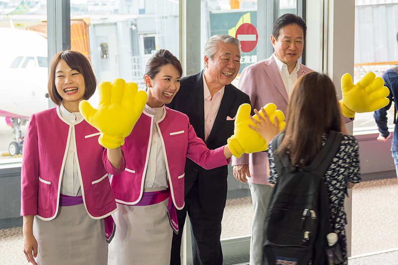 ピーチのセレモニーは素手でのハイタッチがおなじみだったが、路線の移管初便となる同便では黄色いビッグハンドを使ったバニラエア式のハイタッチでお見送り