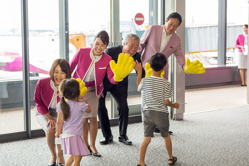 ピーチのセレモニーは素手でのハイタッチがおなじみだったが、路線の移管初便となる同便では黄色いビッグハンドを使ったバニラエア式のハイタッチでお見送り