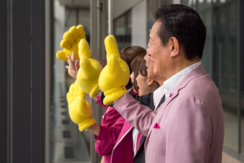 井上CEOやCAらが出発機を見送り。偶然、その後方をバニラエア機が通過するシーンも